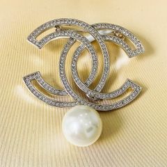  Cài Áo Chanel Màu Trắng Ngọc Trai & Pha Lê (BT) 