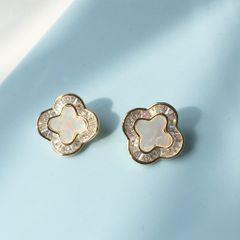  Bông Tai Cỏ 4 Lá May Mắn Bản To 1,8cm Vỏ Trai Thiên Nhiên & Pha Lê Trắng (AH) 