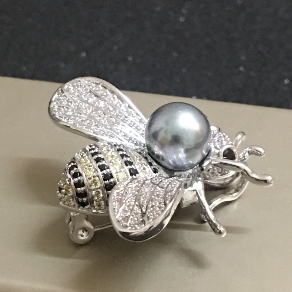  Cài Áo Nam, Nữ - Con Ong Dior Màu Trắng Ngọc trai & Pha Lê Đen, Trắng (AE) 