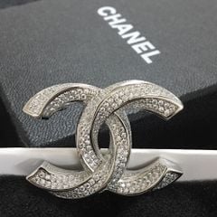  Bộ Trang Sức Chanel Trắng - Cài Áo & Bông Tai Pha Lê (AB) 