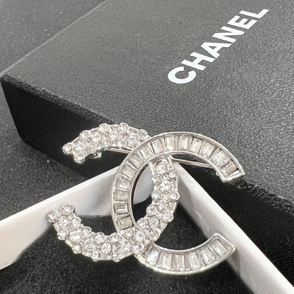  Cài Áo Chanel Màu Trắng Pha Lê (CS) 