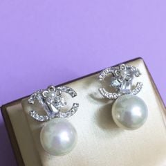  Bông Tai Cánh Hoa Chanel Màu Trắng Ngọc Trai & Pha Lê (AX) 