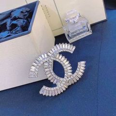  Cài Áo Nam, Nữ - Chanel Màu Trắng Bản To Pha Lê (BY) 