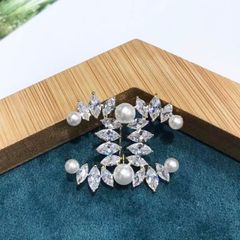  Cài Áo Chanel Màu Vàng Ngọc Trai & Pha Lê Trắng (AO) 