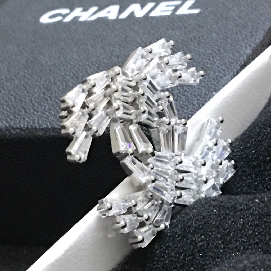  Bộ Trang Sức Chanel Trắng - Cài Áo & Bông Tai Pha Lê (AG) 