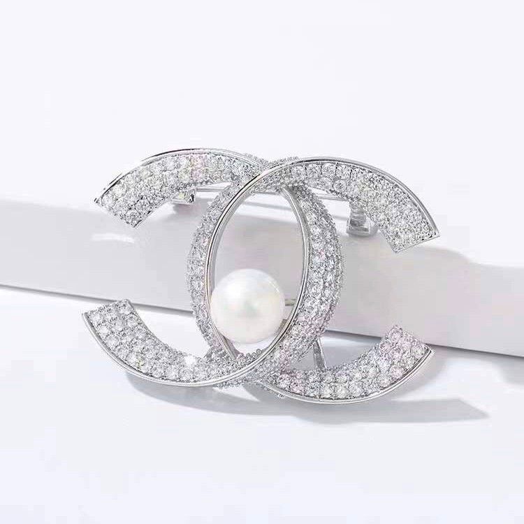  Bộ Trang Sức Chanel Trắng - Cài Áo & Bông Tai Ngọc Trai & Pha Lê (AI) 