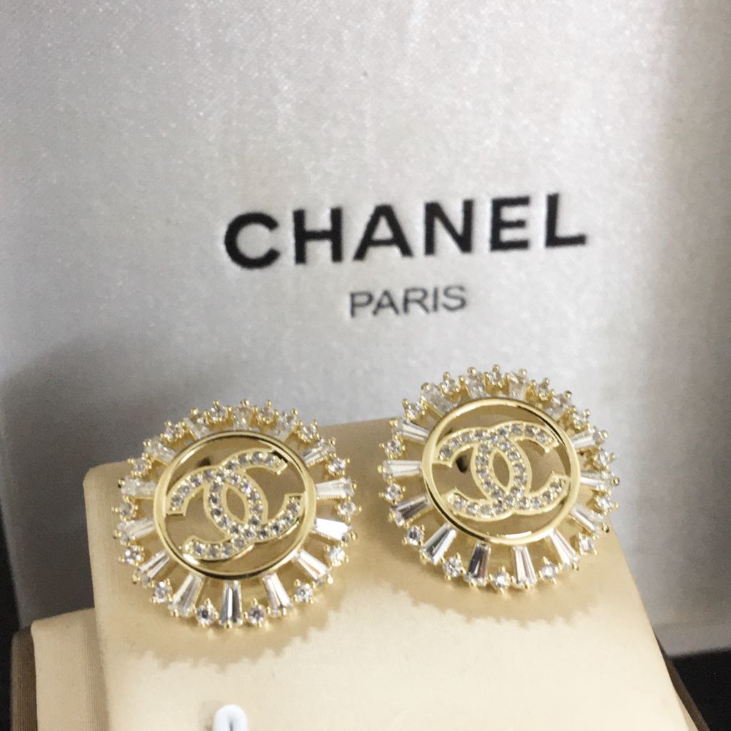  Bông Tai Chanel Bản To Màu Vàng Pha Lê Trắng (BG) 