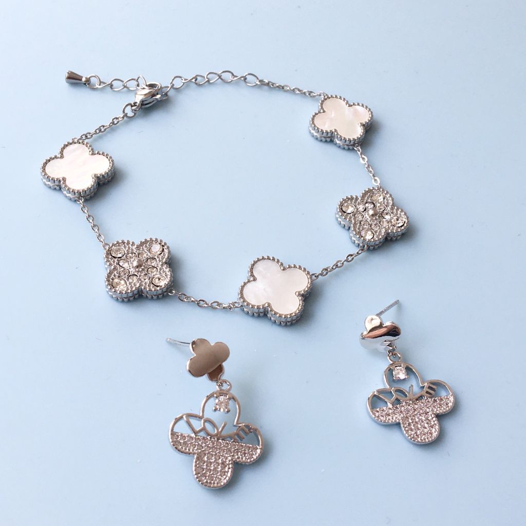  Bộ Trang Sức Cỏ 4 Lá May Mắn - Vòng Tay & Bông Tai Màu Trắng Pha Lê (AI) 