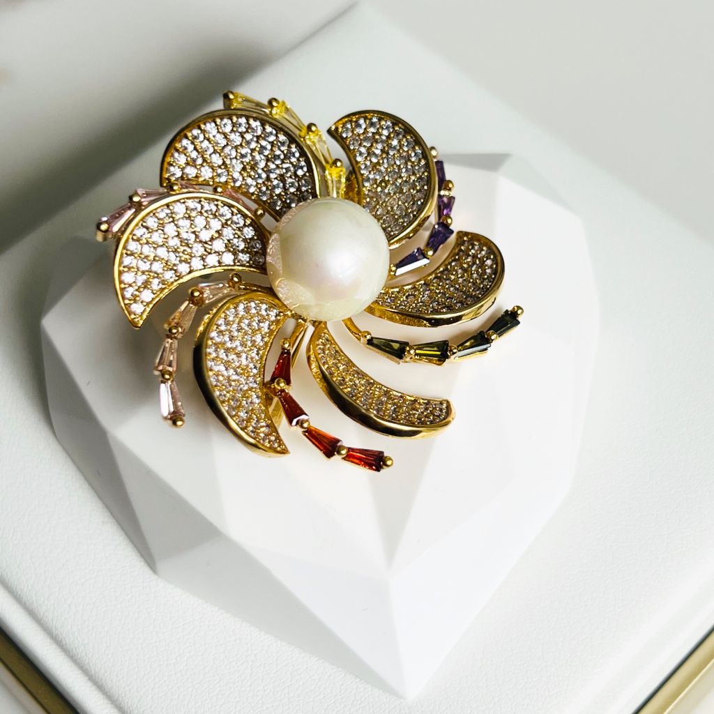  Cài Áo Cánh Hoa Pha Lê Màu & Ngọc Trai Trắng (AT) 