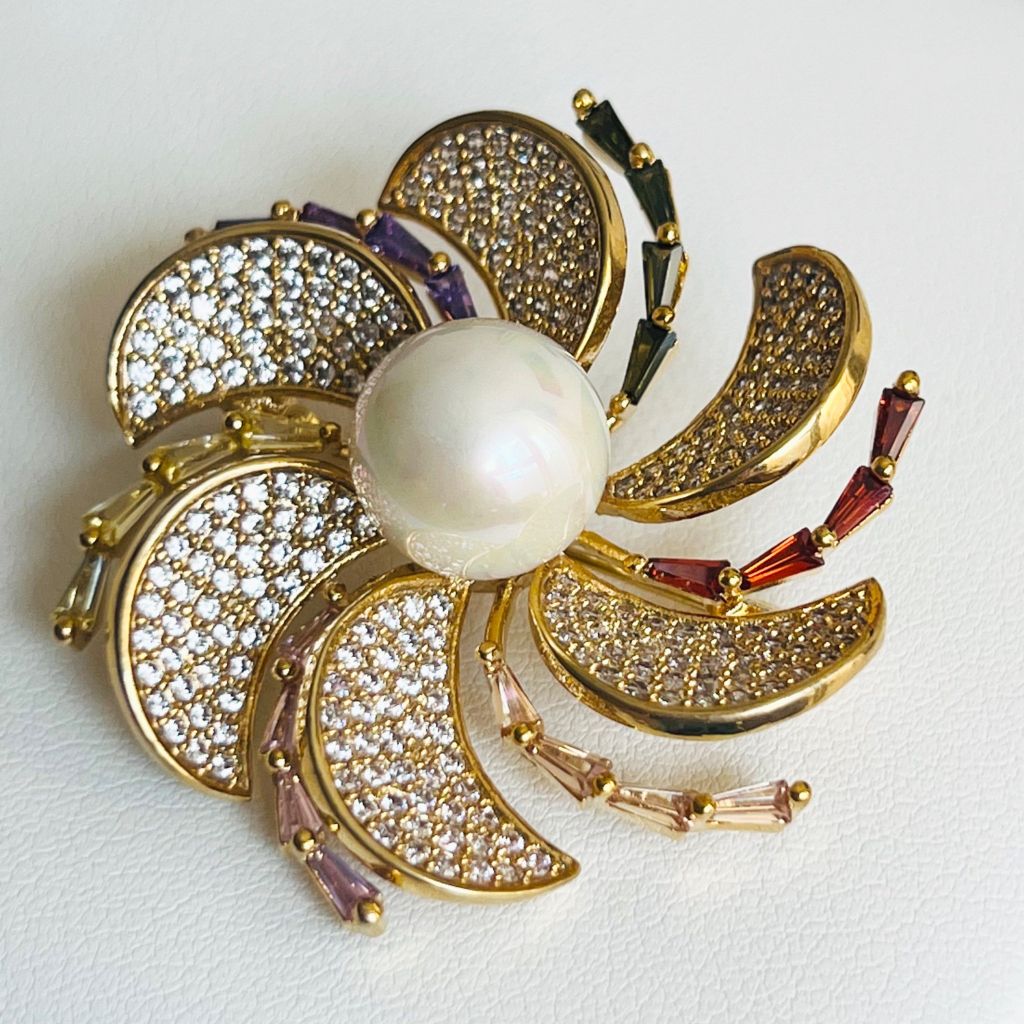  Cài Áo Cánh Hoa Pha Lê Màu & Ngọc Trai Trắng (AT) 