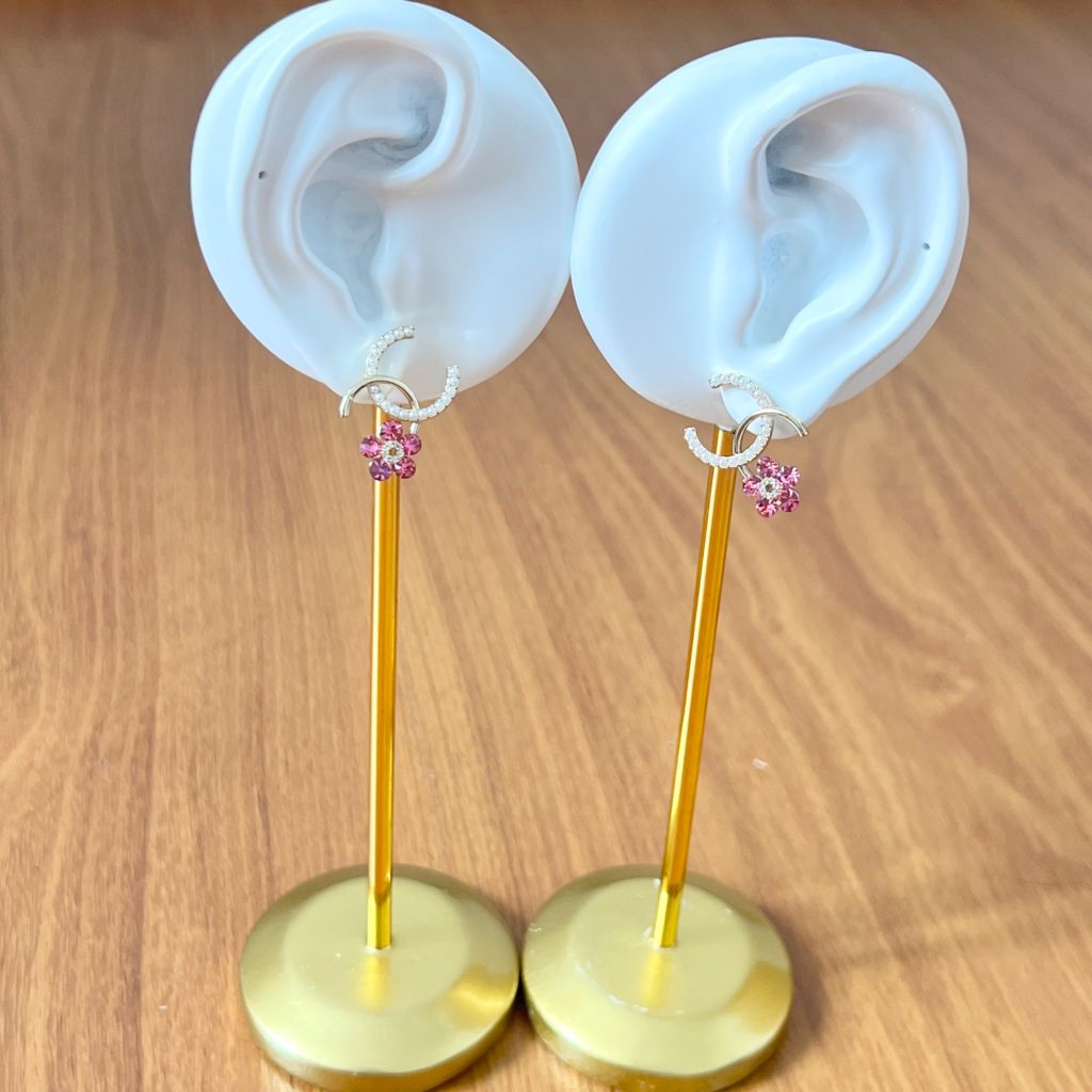  Bông Tai Chanel Cánh Hoa Bản To Màu Trắng Ngọc Trai & Pha Lê Hồng (CL) 
