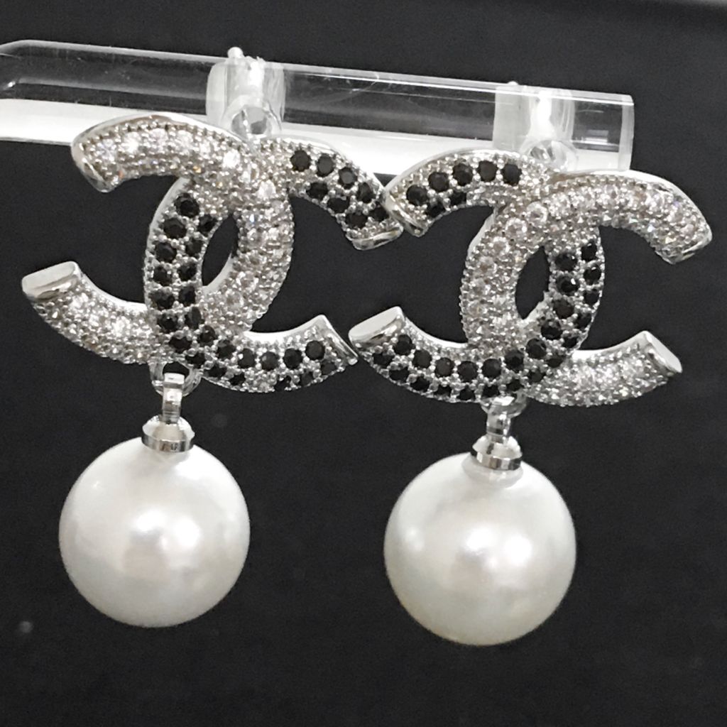  Bông Tai Chanel Màu Trắng Ngọc Trai & Pha Lê Trắng Đen (BI) 