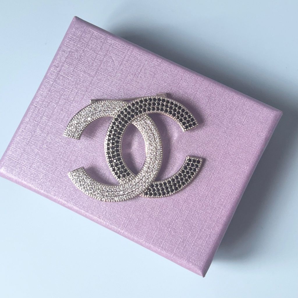  Cài Áo Chanel Màu Trắng Pha Lê Đen & Trắng (CX) 