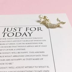  Cài Áo Nàng Tiên Cá Ngọc Trai & Pha Lê Trắng 