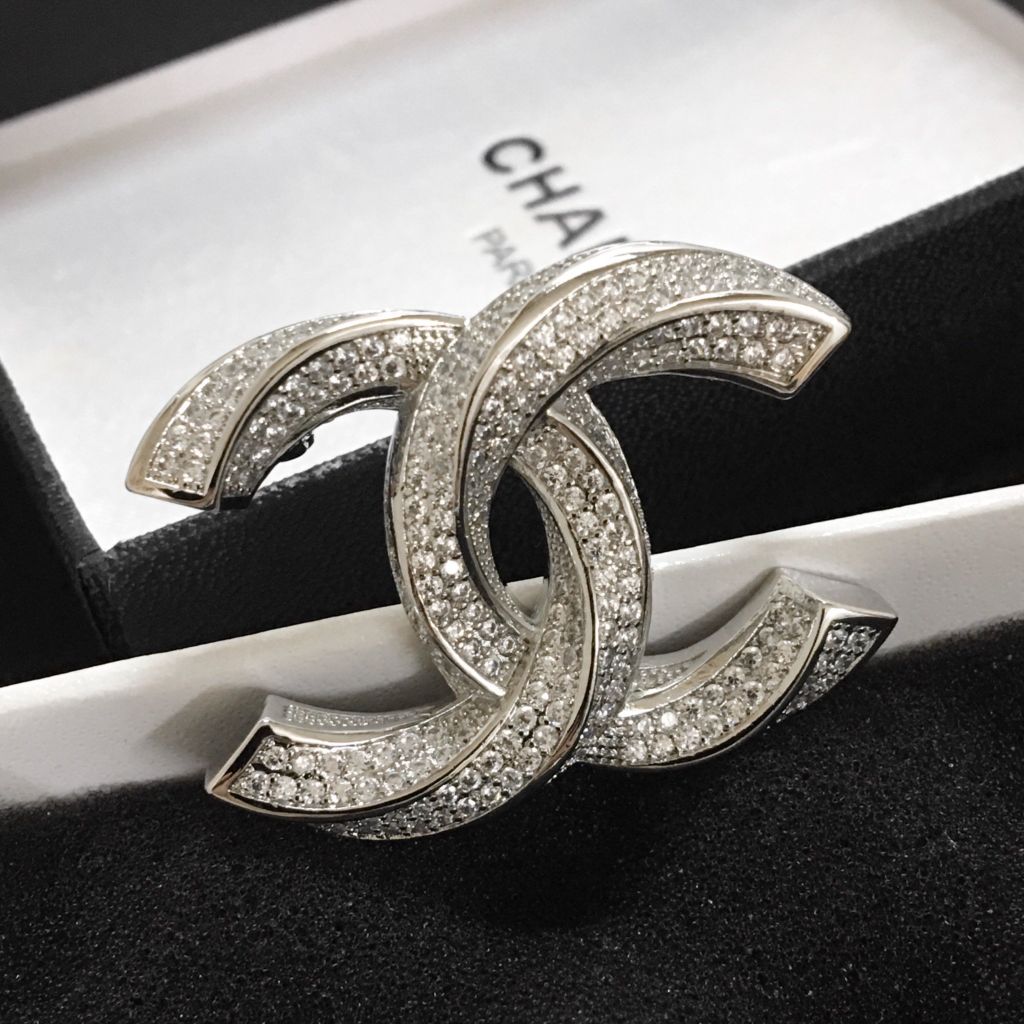  Cài Áo Nam, Nữ - Chanel Xoắn Màu Trắng Pha Lê (AY) 