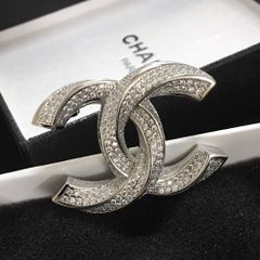  Cài Áo Nam, Nữ - Chanel Xoắn Màu Trắng Pha Lê (AY) 