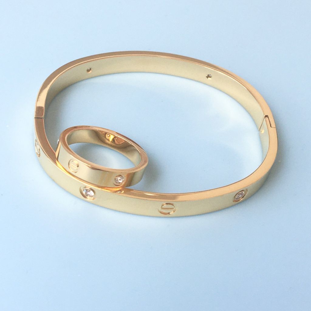  Bộ Trang Sức Nam, Nữ Cartier Titan Cao Cấp - Vòng Tay & Nhẫn Màu Vàng Pha Lê (AN) 