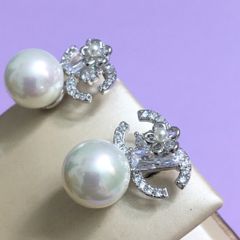  Bông Tai Cánh Hoa Chanel Màu Trắng Ngọc Trai & Pha Lê (AX) 