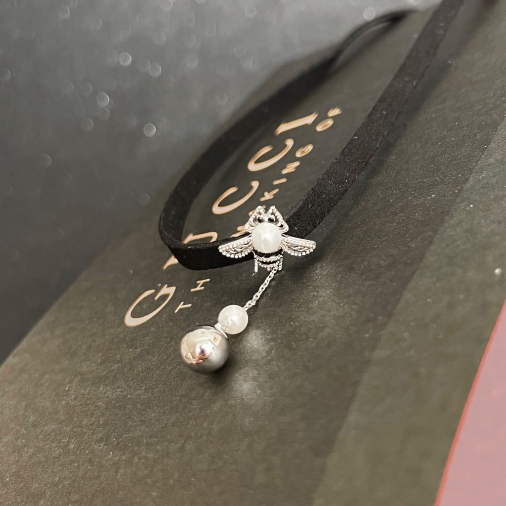  Vòng Cổ Choker Gucci Con Ong Ngọc Trai & Pha Lê Trắng Đen 