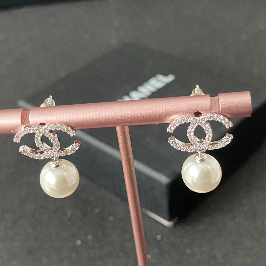  Bông Tai Chanel Màu Trắng Ngọc Trai & Pha Lê (CJ) 