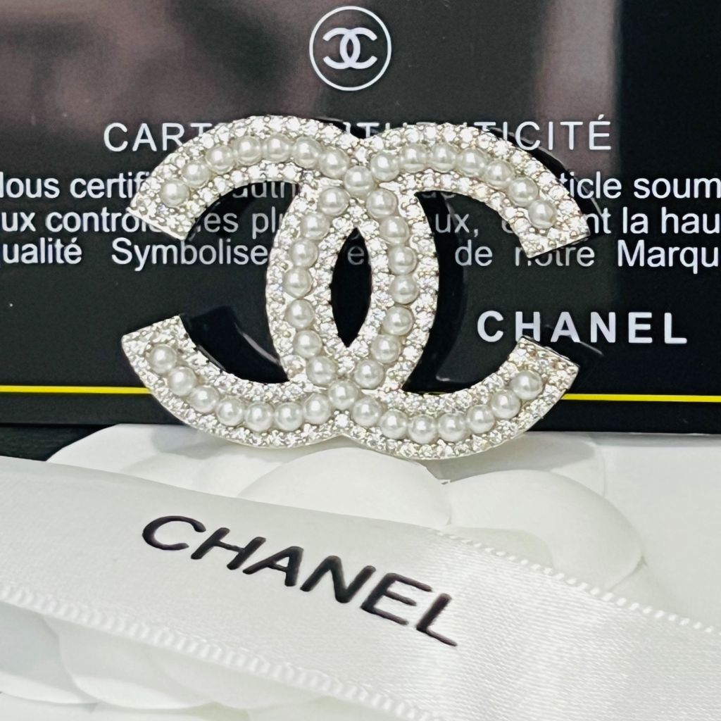  Cài Áo Chanel Màu Trắng Ngọc Trai & Pha Lê (CZ) 