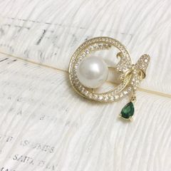  Cài Áo Chiếc Nơ Và Giọt Nước Pha Lê Xanh & Ngọc Trai (AI) 