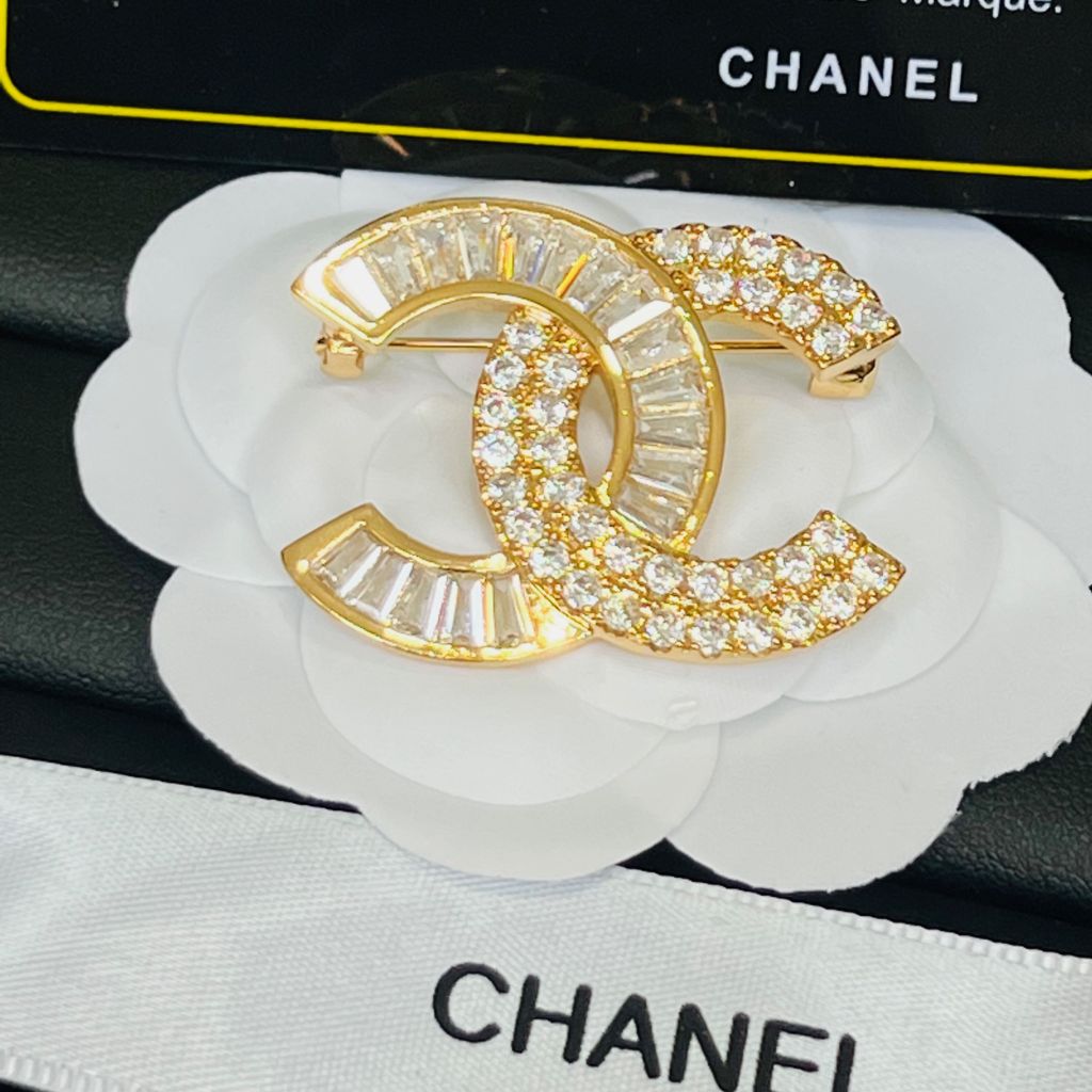  Bộ Trang Sức Chanel Vàng - Cài Áo & Bông Tai Pha Lê Trắng (AM) 
