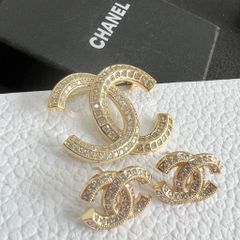  Bộ Trang Sức Chanel Màu Vàng - Cài Áo & Bông Tai Pha Lê Trắng (AK) 