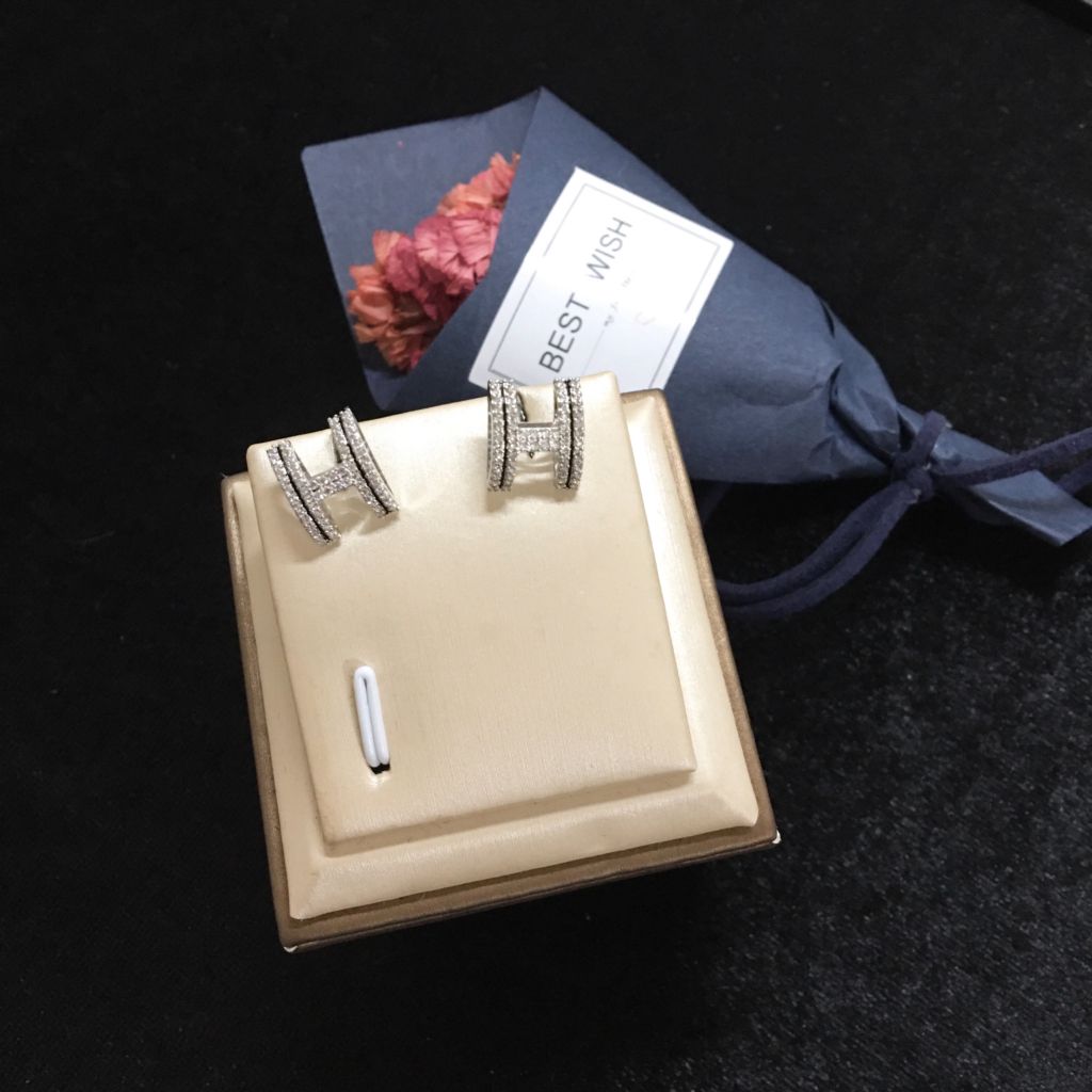  Bông Tai Hermes Màu Trắng Pha Lê (AD) 