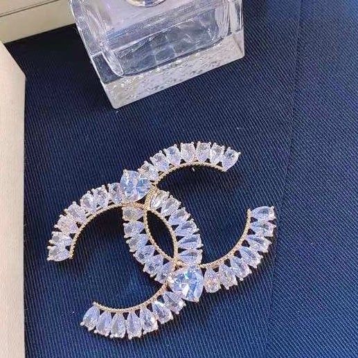  Cài Áo Nam, Nữ - Chanel Màu Vàng Pha Lê Trắng (CJ) 