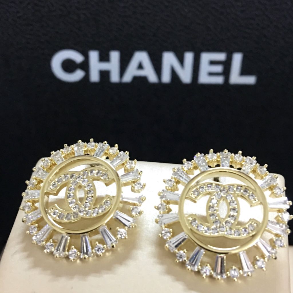  Bông Tai Chanel Bản To Màu Vàng Pha Lê Trắng (BG) 