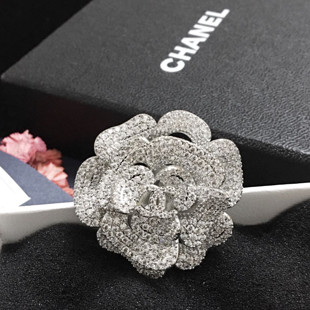  Cài Áo Hoa Trà Chanel Pha Lê Trắng (BF) 