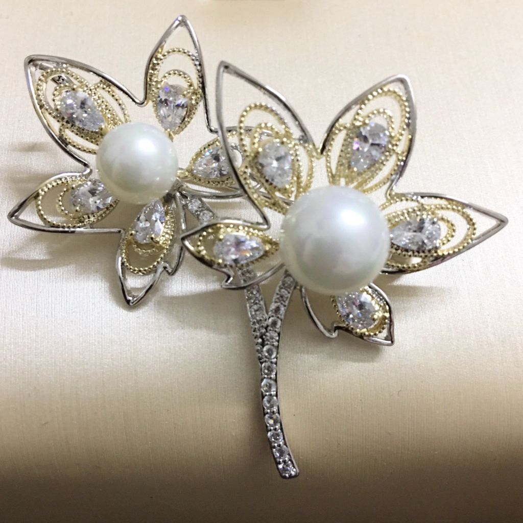  Cài Áo 2 Cánh Hoa Vàng Ngọc Trai & Pha Lê Trắng (AK) 