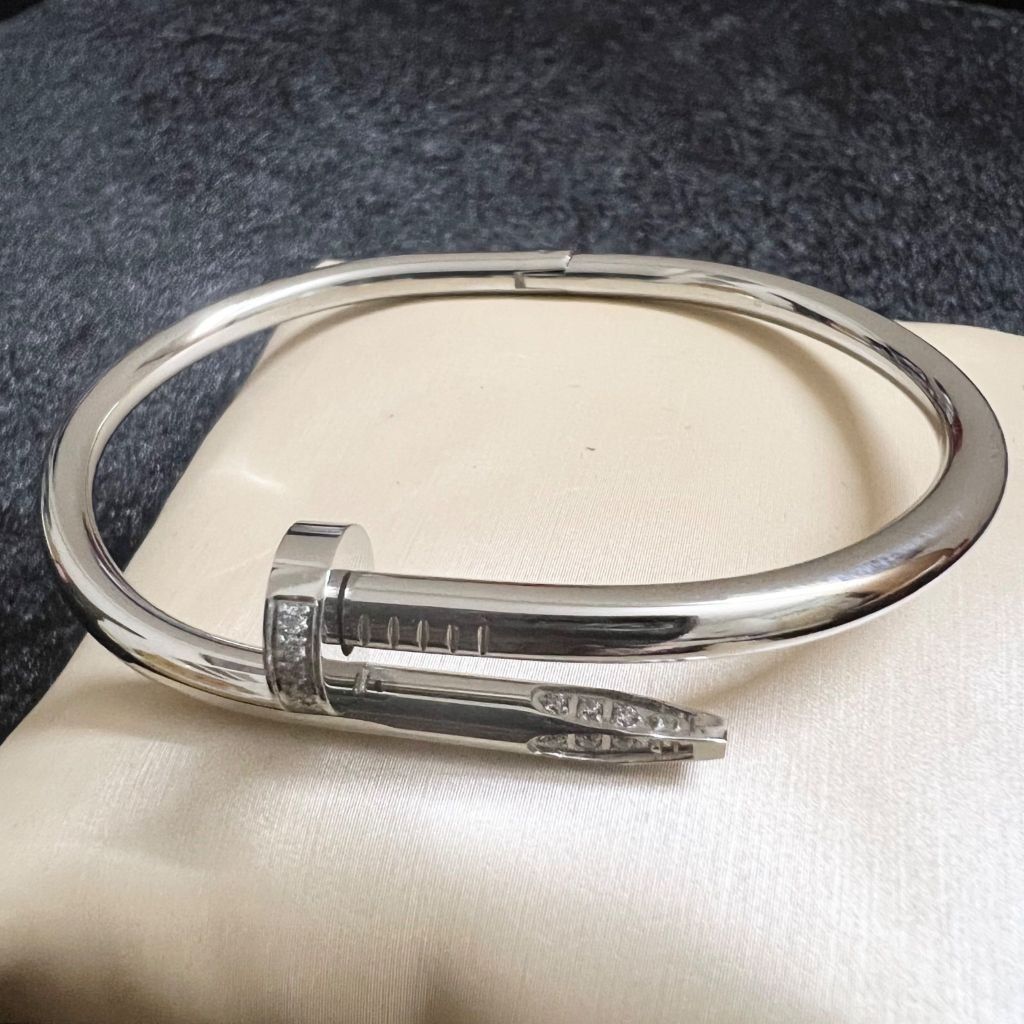  Vòng Tay Cặp Đôi Tình Yêu - Cartier Cây Đinh Màu Trắng Titan Cao Cấp Pha Lê (AO) 