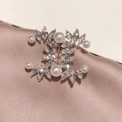  Cài Áo Chanel Màu Vàng Ngọc Trai & Pha Lê Trắng (AO) 