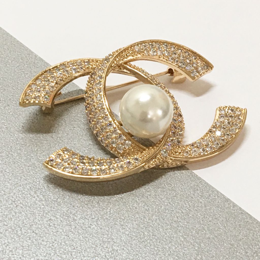  Bộ Trang Sức Chanel Vàng Hồng - Cài Áo & Bông Tai Ngọc Trai & Pha Lê Trắng (AE) 