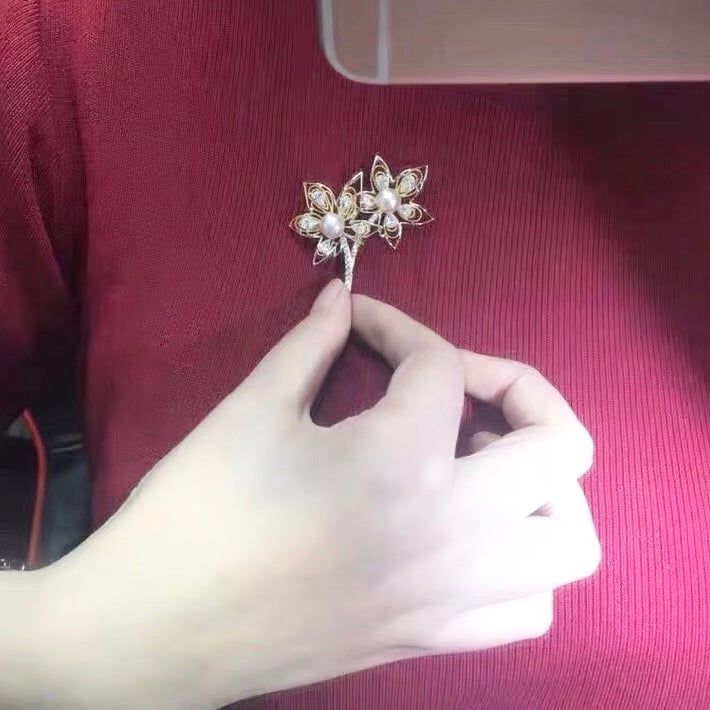  Cài Áo 2 Cánh Hoa Vàng Ngọc Trai & Pha Lê Trắng (AK) 