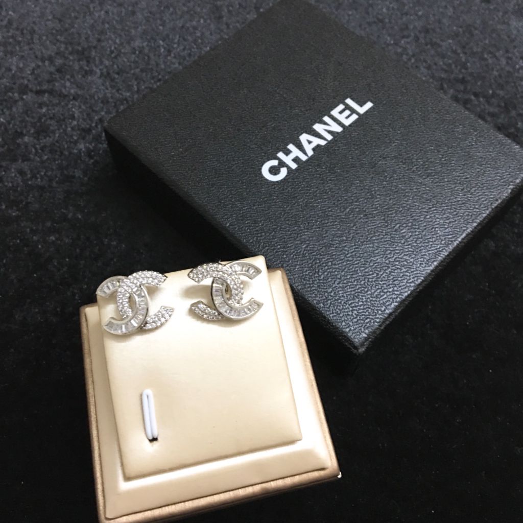  Bộ Trang Sức Chanel Trắng - Cài Áo & Bông Tai Pha Lê (AH) 