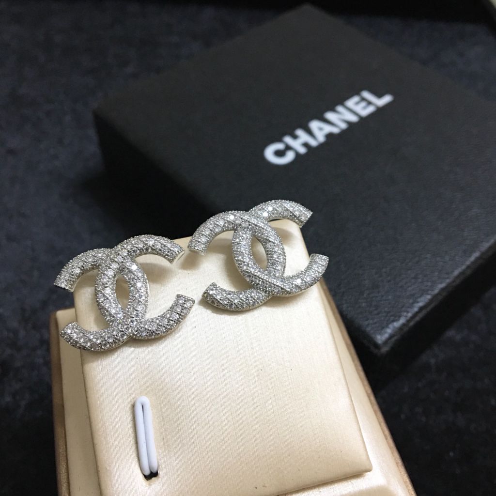  Bông Tai Chanel Bản To Màu Trắng Pha Lê (BO) 