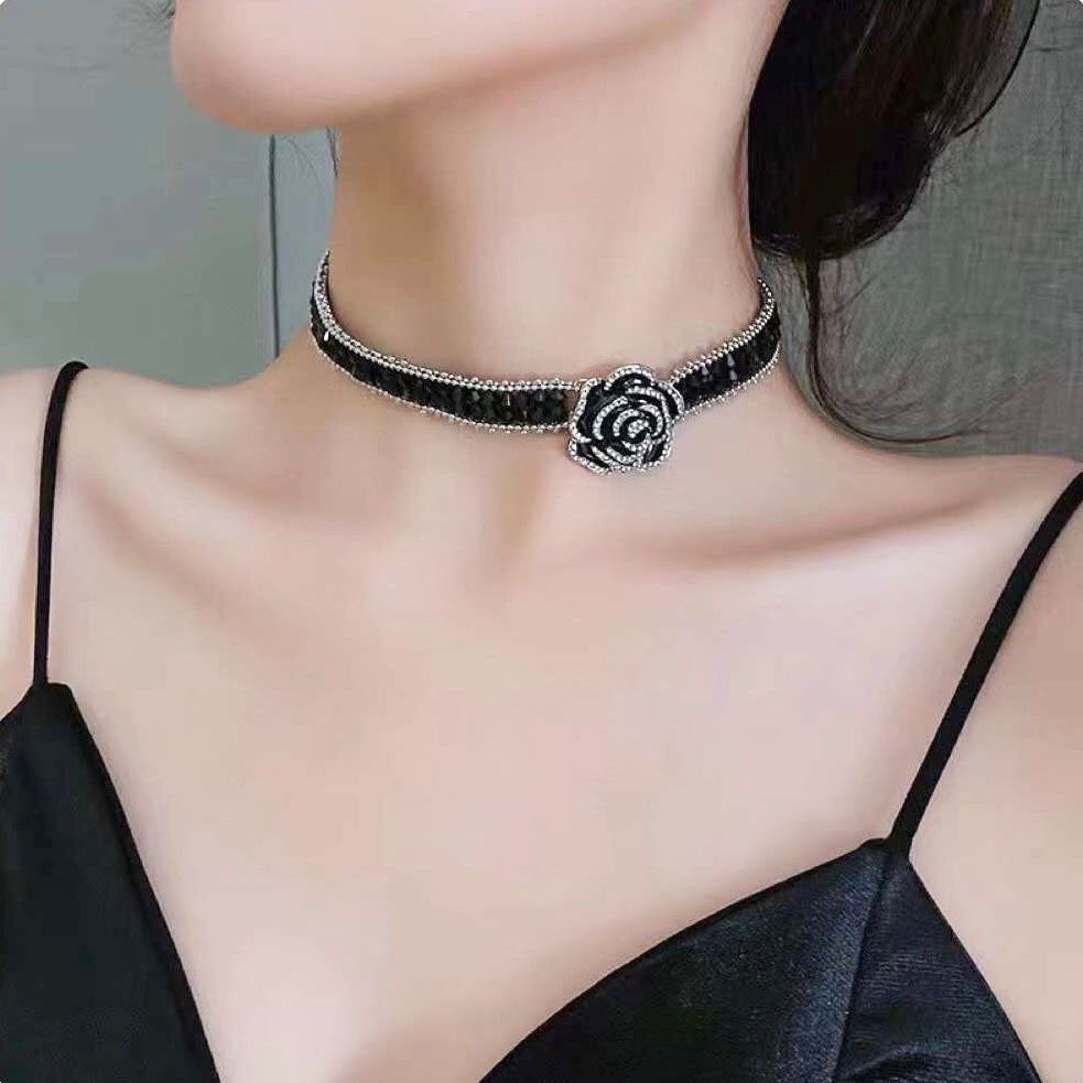  Dây Chuyền Ngắn - Choker Hoa Hồng Pha Lê Đen (AA) 