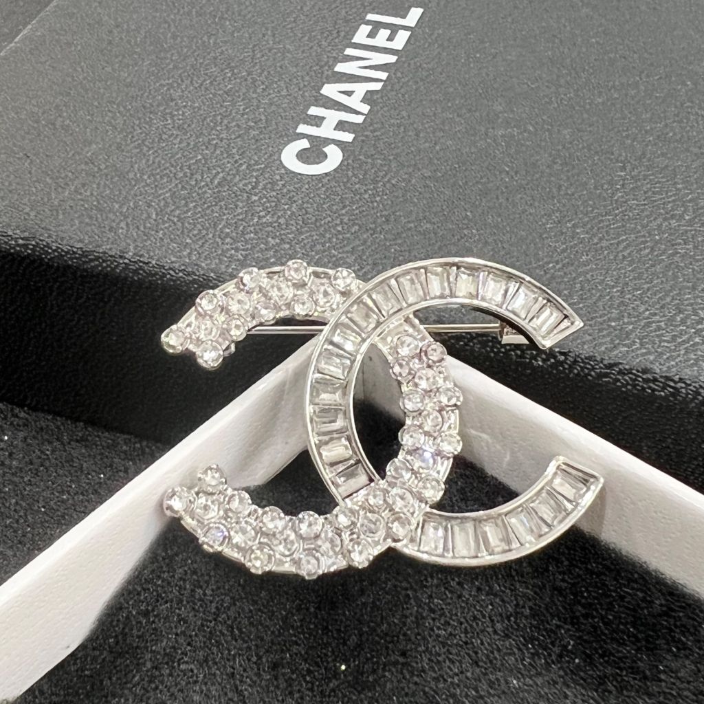  Cài Áo Chanel Màu Trắng Pha Lê (CS) 