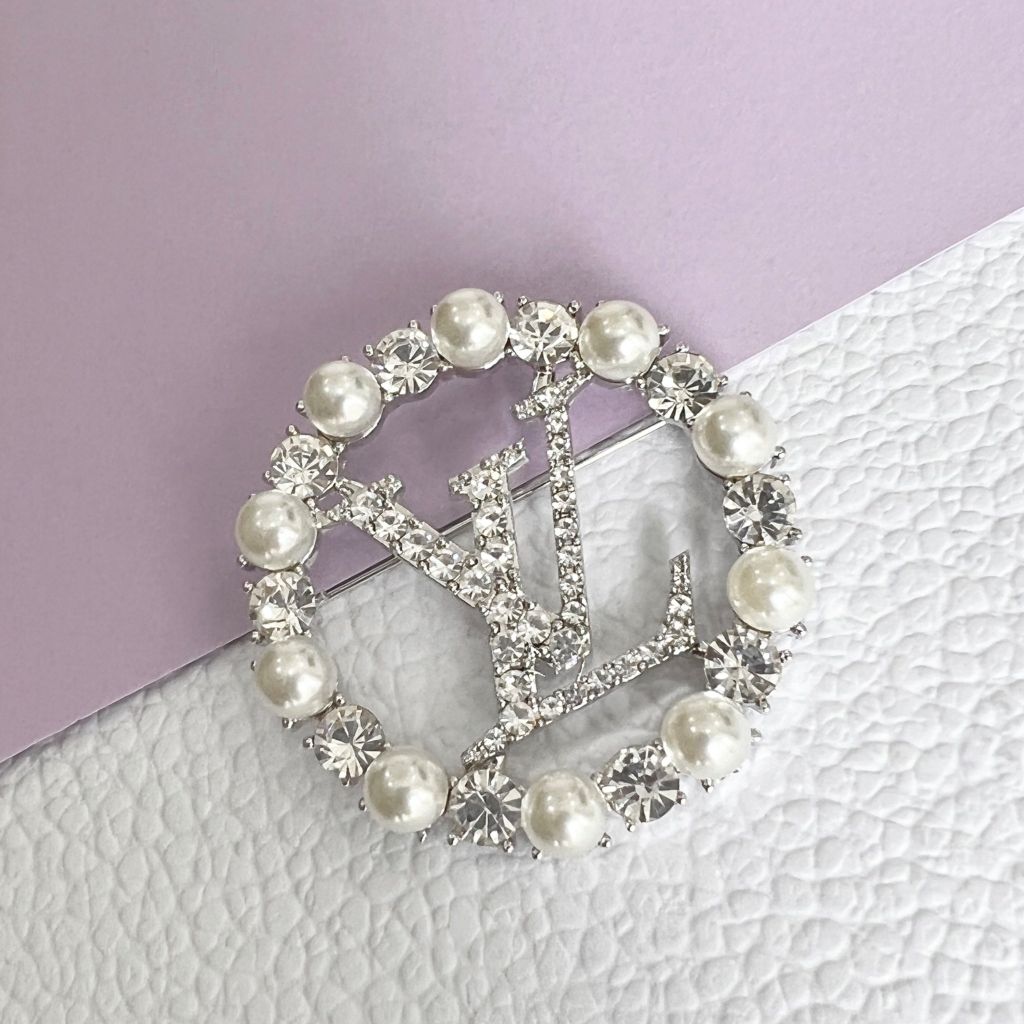  Cài Áo Nam, Nữ - LV Màu Trắng Ngọc Trai & Pha Lê (AC) 