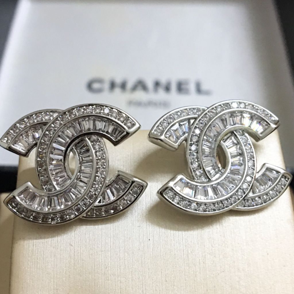  Bông Tai Chanel Bản To Màu Trắng Pha Lê (BU) 