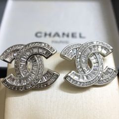  Bông Tai Chanel Bản To Màu Trắng Pha Lê (BU) 