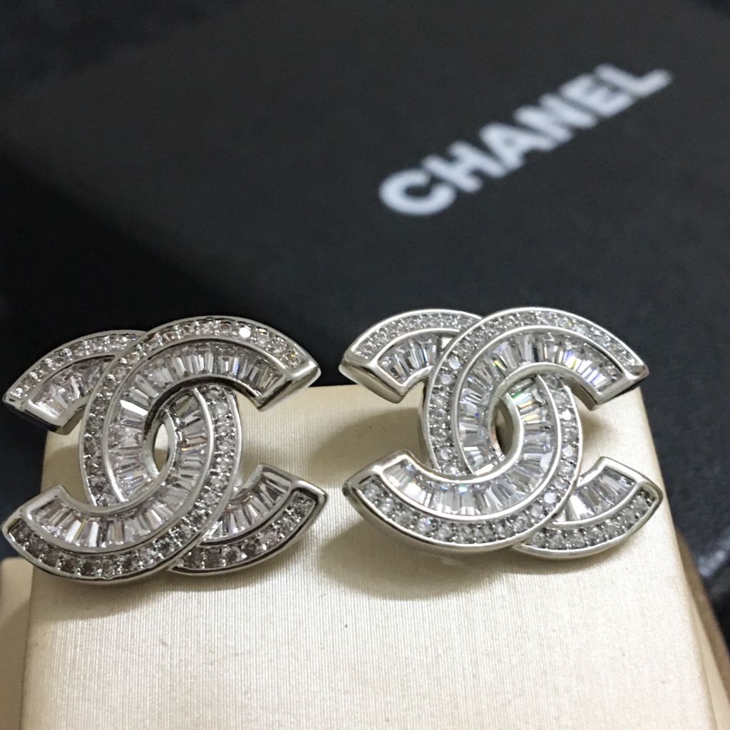  Bông Tai Chanel Bản To Màu Trắng Pha Lê (BU) 