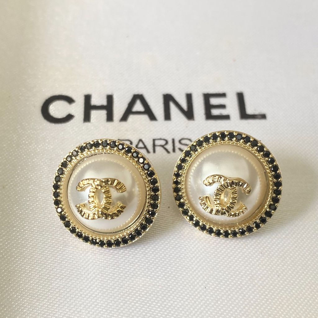  Bông Tai Chanel Màu Vàng Ngọc Trai & Pha Lê Đen Sang Trọng (BY) 