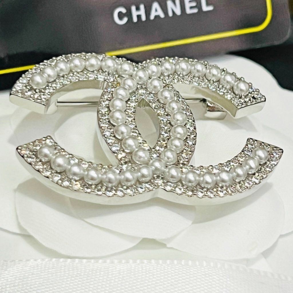  Cài Áo Chanel Màu Trắng Ngọc Trai & Pha Lê (CZ) 