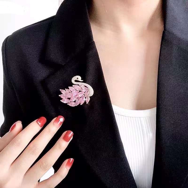  Cài Áo Con Thiên Nga Màu Vàng Pha Lê Hồng (AH) 