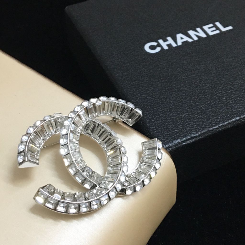  Cài Áo Nam, Nữ - Chanel Màu Trắng Bản To Pha Lê (BP) 