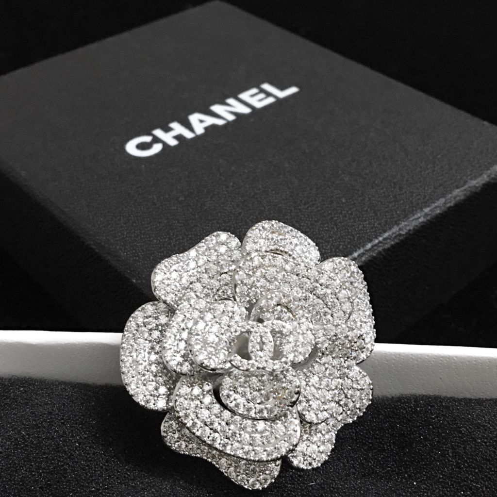  Cài Áo Hoa Trà Chanel Pha Lê Trắng (BF) 